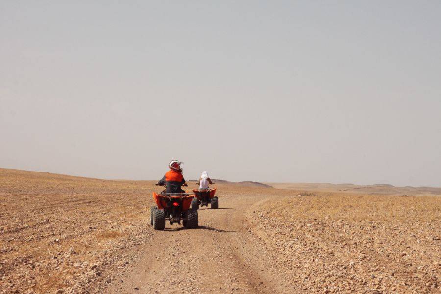 Quadriciclo no deserto rochoso de Agafay de Marrakech