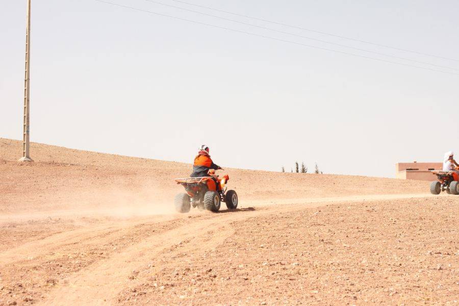 Quadriciclo no deserto rochoso de Agafay de Marrakech