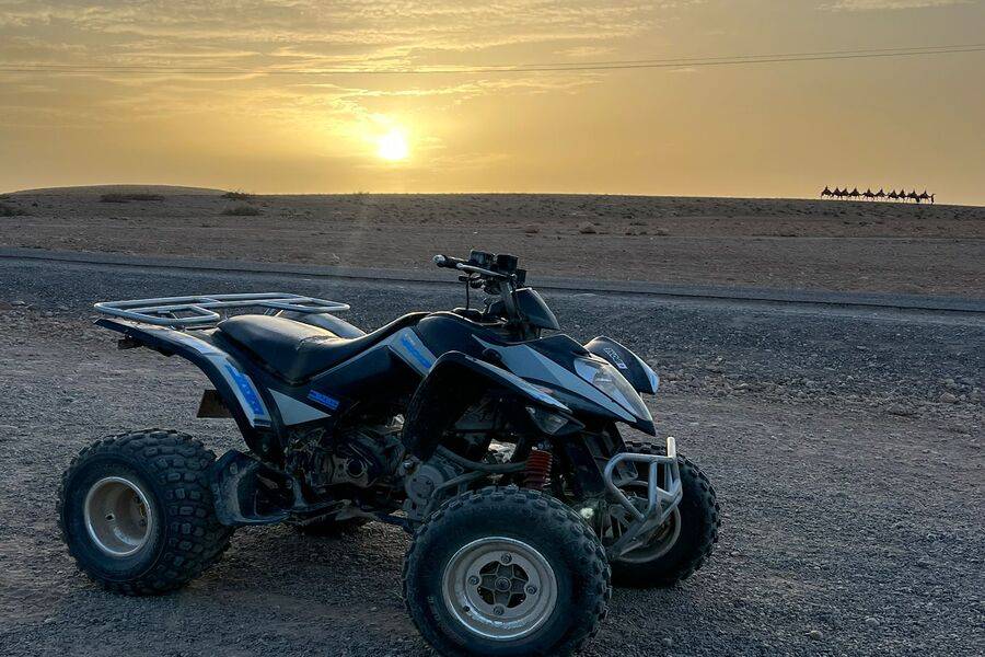 Passeios de quadriciclo e show ao vivo e jantar no deserto de Agafay