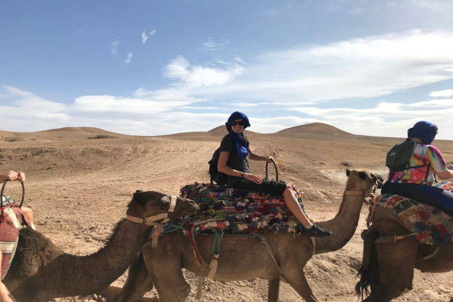 Experiência de passeio de camelo no pôr do sol no deserto rochoso de Agafay