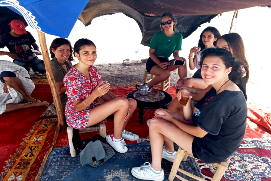 Experiência de passeio de camelo no pôr do sol no deserto rochoso de Agafay