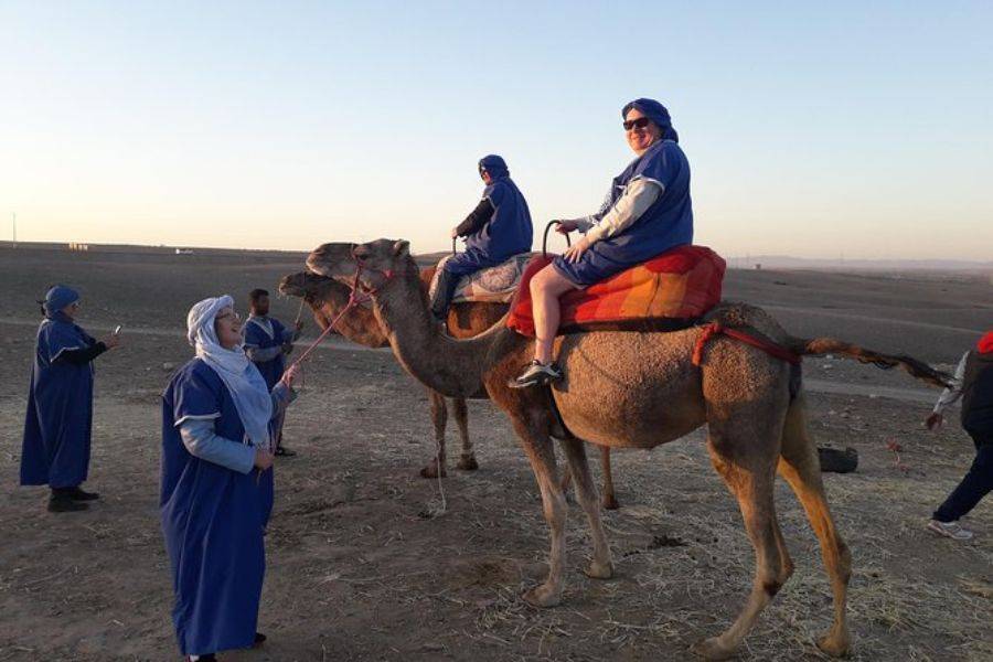 Experiência de passeio de camelo no pôr do sol no deserto rochoso de Agafay