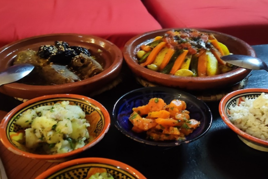 Jantar ao pôr do sol no deserto de Agafay
