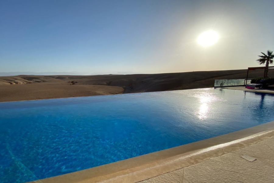 Jantar ao pôr do sol no deserto de Agafay