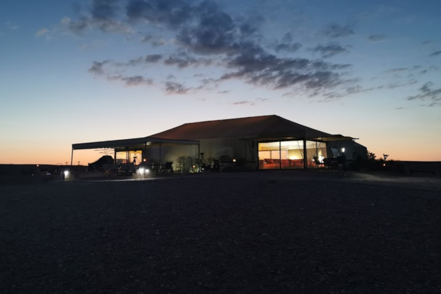 Jantar ao pôr do sol no deserto de Agafay