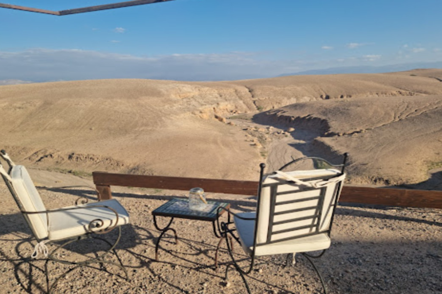 Jantar ao pôr do sol no deserto de Agafay