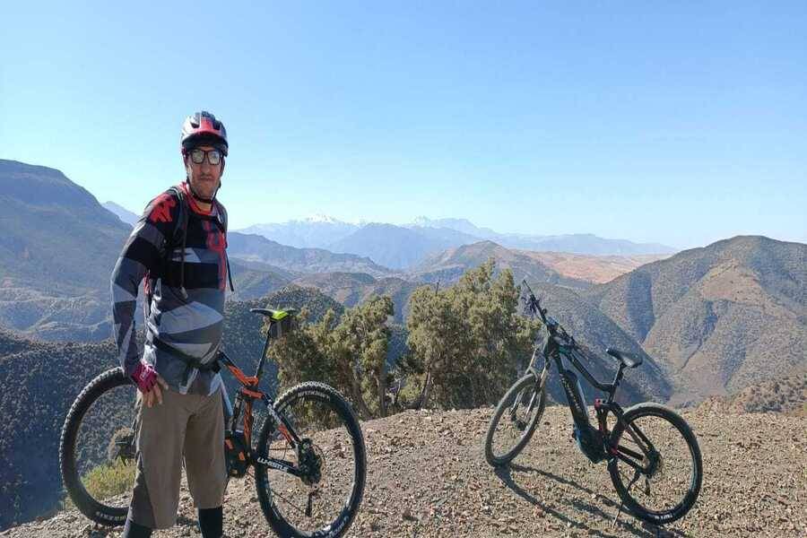 Passeio de bicicleta para Atlas Mountain e vila berbere de Marrakech