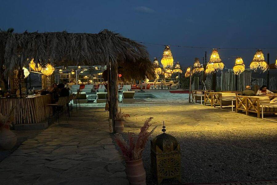 Jantar ao pôr do sol no deserto de Agafay