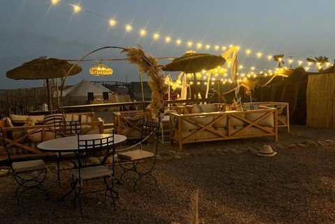 Jantar ao pôr do sol no deserto de Agafay