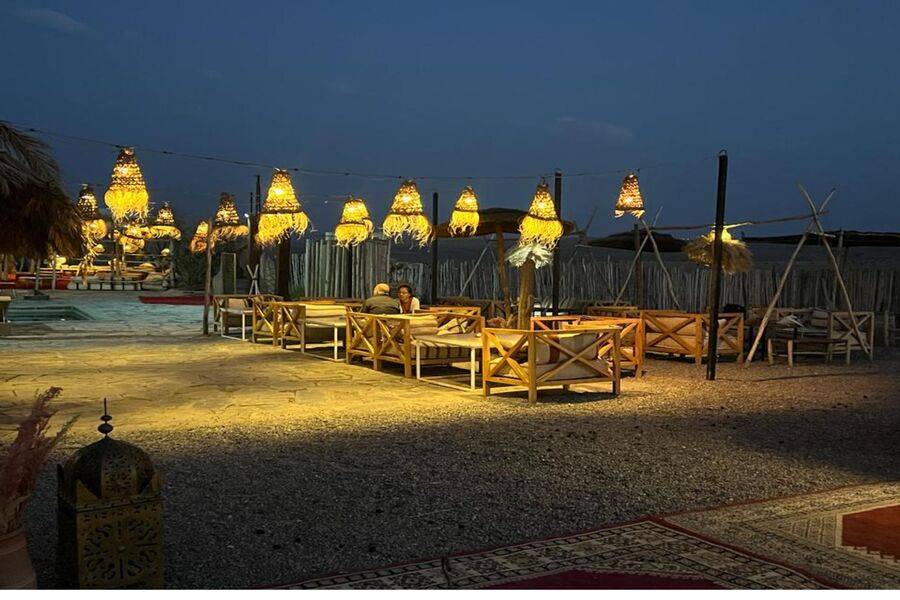 Jantar ao pôr do sol no deserto de Agafay